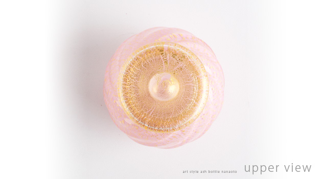 手元供養のアートガラス製ミニ骨壷 七音「花音：KANON」ピンク・さくら色 SSサイズ。俯瞰イメージ。
