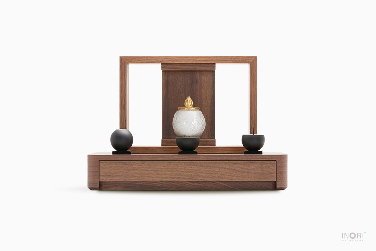 手元供養仏壇・オープン仏壇として。A4サイズのお仏壇「A4-001WL」とアートガラス骨壷「かなおと」