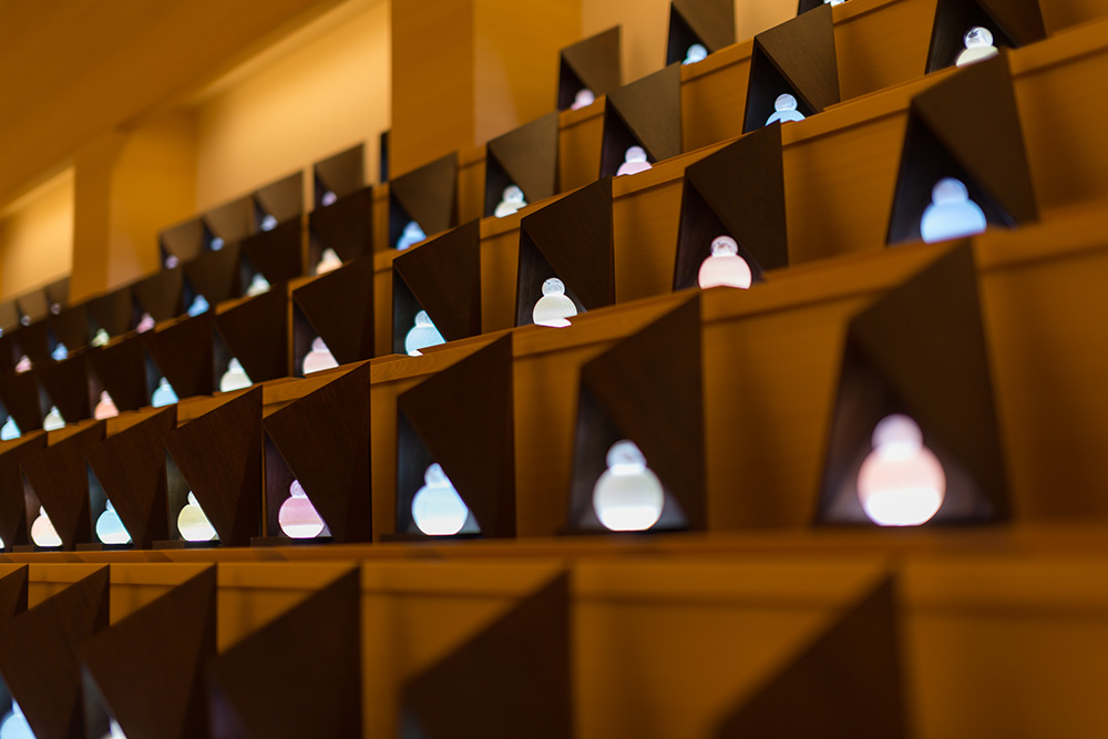 金澤翔子作「世界一大きな般若心経」に包まれた２６６のアートガラスによる「光の納骨堂」