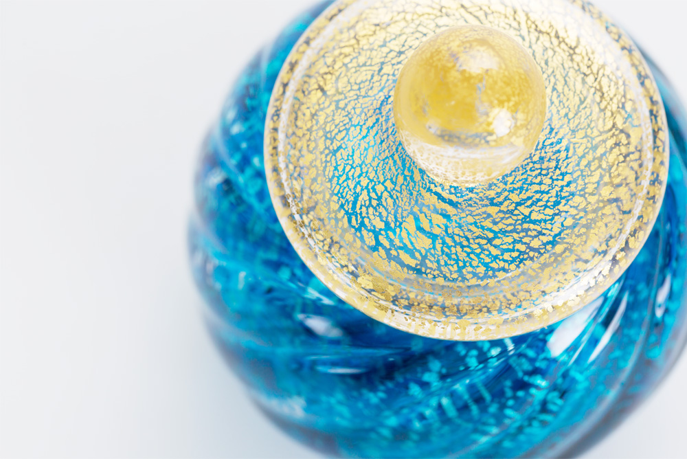 海が好きだった父のイメージ通りの素敵な骨壷で、きらきらしていて