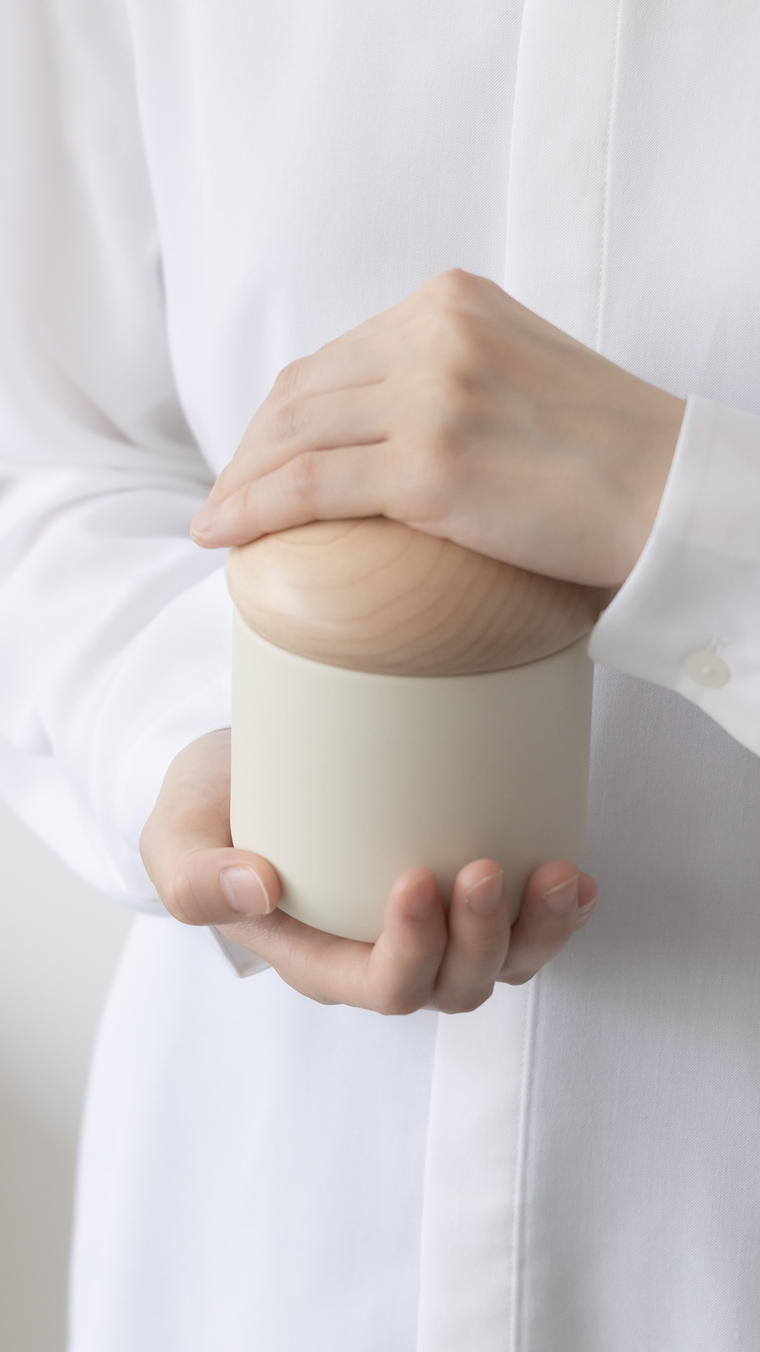 なでる骨壷_持ったイメージ